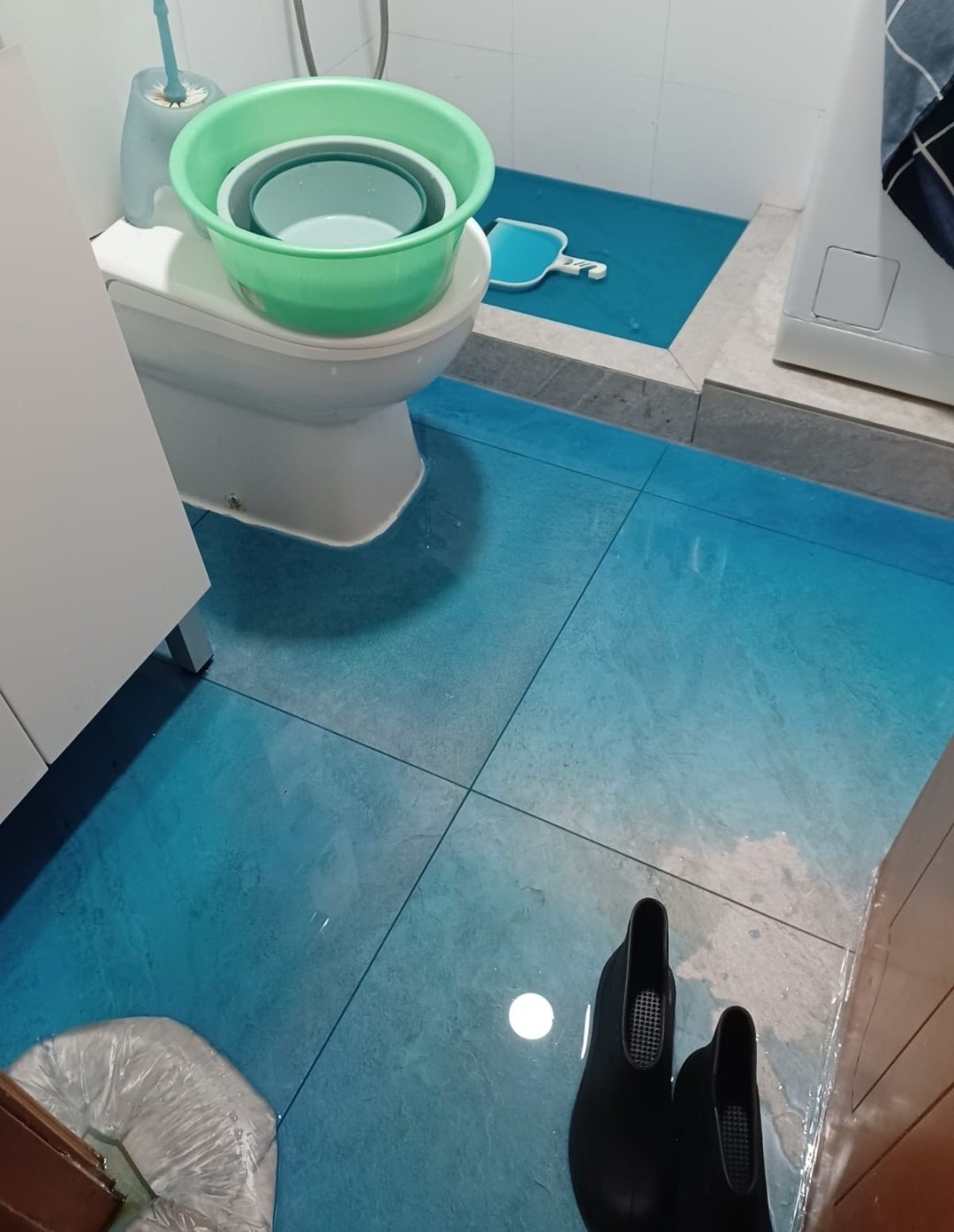 油漆翻新實照：舊漆清除及批灰打磨基層處理